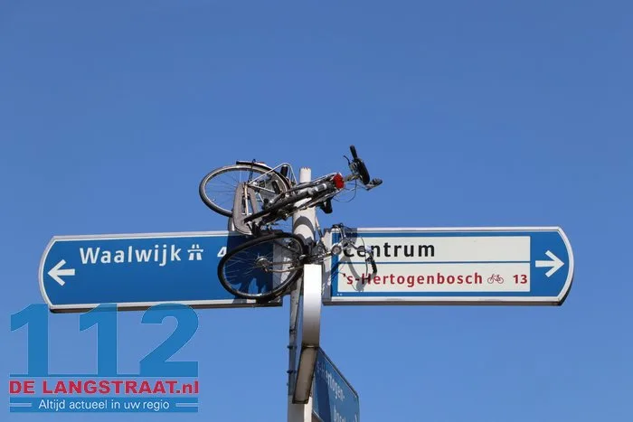 Weer twee fietsen in een ANWB paal op een rotonde in Drunen, hoe dan? 4 Weer twee fietsen in een ANWB paal op een rotonde in Drunen, hoe dan? 112 De Langstraat
