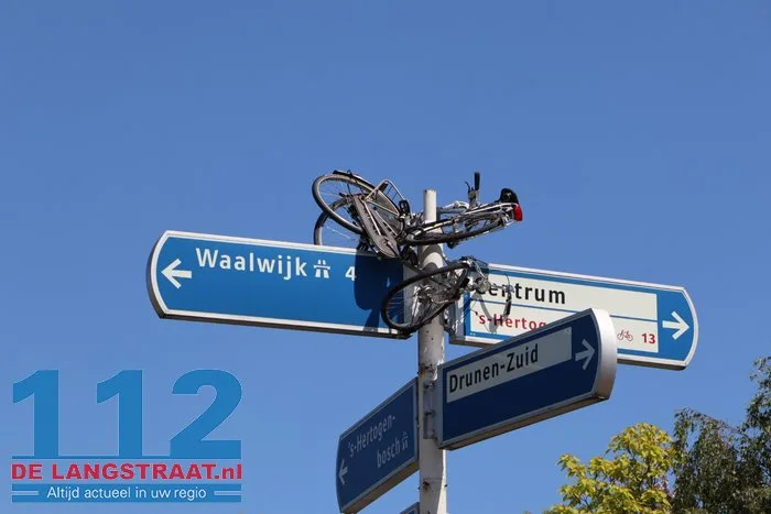 Weer twee fietsen in een ANWB paal op een rotonde in Drunen, hoe dan? 8 Weer twee fietsen in een ANWB paal op een rotonde in Drunen, hoe dan? 112 De Langstraat