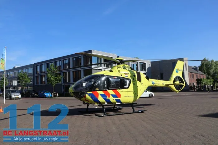 Traumahelikopter landt voor het gemeentehuis in Kaatsheuvel 1 Traumahelikopter landt voor het gemeentehuis in Kaatsheuvel 112 De Langstraat