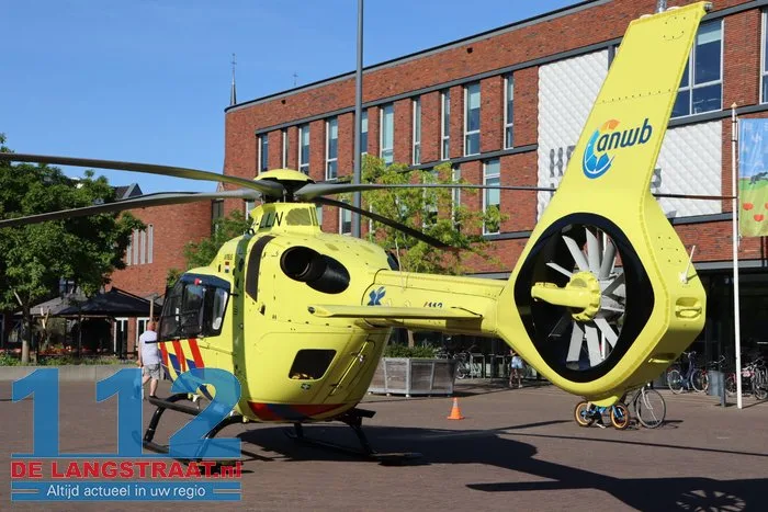 Traumahelikopter landt voor het gemeentehuis in Kaatsheuvel 2 Traumahelikopter landt voor het gemeentehuis in Kaatsheuvel 112 De Langstraat