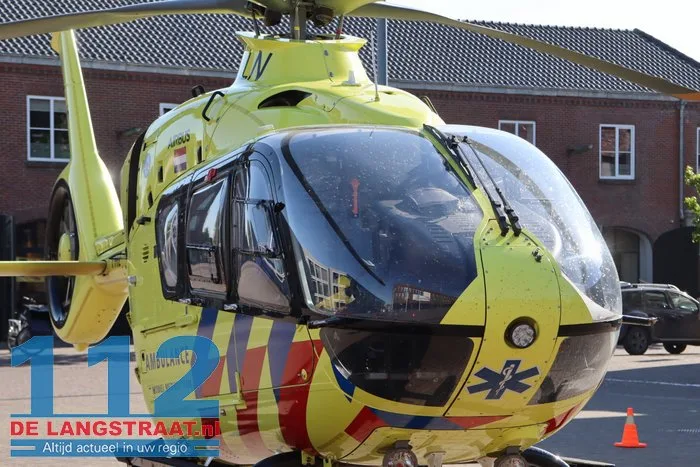 Traumahelikopter landt voor het gemeentehuis in Kaatsheuvel 4 Traumahelikopter landt voor het gemeentehuis in Kaatsheuvel 112 De Langstraat