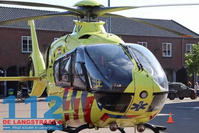 Traumahelikopter landt voor het gemeentehuis in Kaatsheuvel 5 Traumahelikopter landt voor het gemeentehuis in Kaatsheuvel 112 De Langstraat