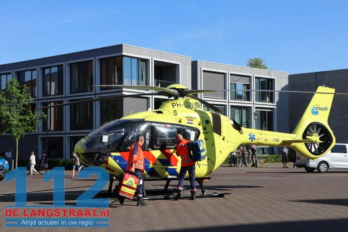 Traumahelikopter landt voor het gemeentehuis in Kaatsheuvel 7 Traumahelikopter landt voor het gemeentehuis in Kaatsheuvel 112 De Langstraat