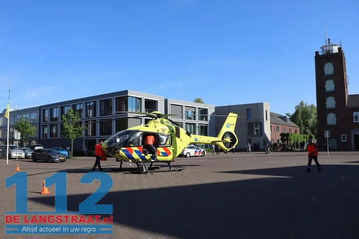 Traumahelikopter landt voor het gemeentehuis in Kaatsheuvel 8 Traumahelikopter landt voor het gemeentehuis in Kaatsheuvel 112 De Langstraat