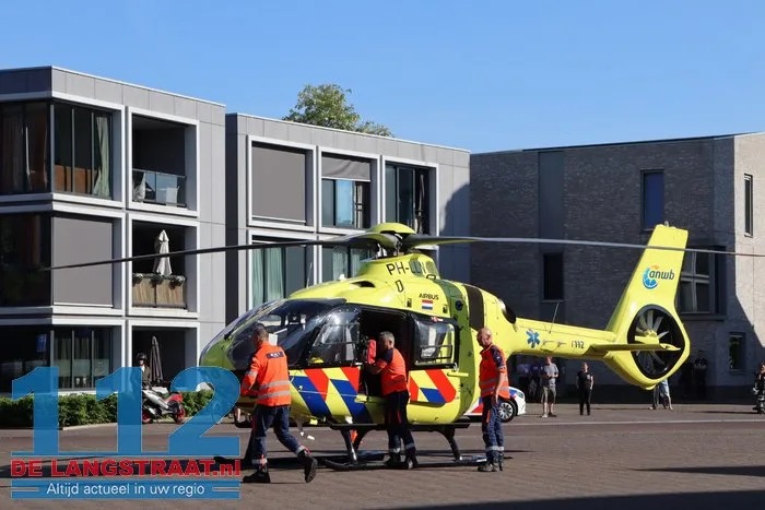 Traumahelikopter landt voor het gemeentehuis in Kaatsheuvel 9 Traumahelikopter landt voor het gemeentehuis in Kaatsheuvel 112 De Langstraat