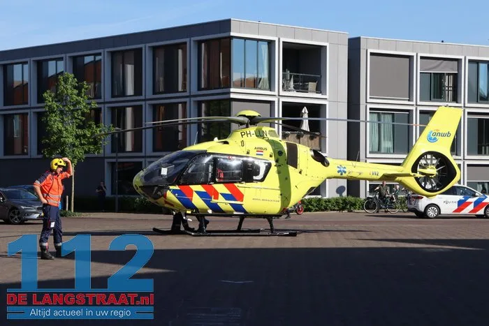 Traumahelikopter landt voor het gemeentehuis in Kaatsheuvel 11 Traumahelikopter landt voor het gemeentehuis in Kaatsheuvel 112 De Langstraat
