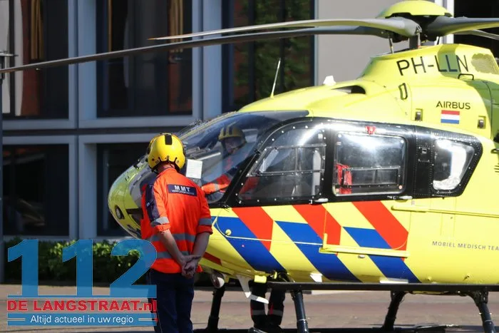 Traumahelikopter landt voor het gemeentehuis in Kaatsheuvel 12 Traumahelikopter landt voor het gemeentehuis in Kaatsheuvel 112 De Langstraat