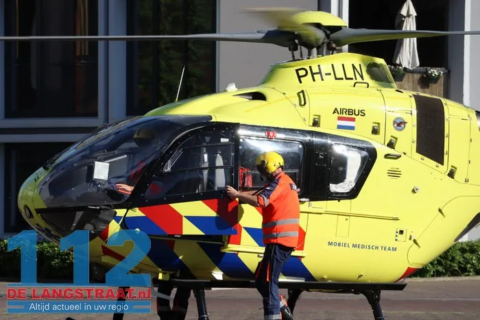 Traumahelikopter landt voor het gemeentehuis in Kaatsheuvel 13 Traumahelikopter landt voor het gemeentehuis in Kaatsheuvel 112 De Langstraat