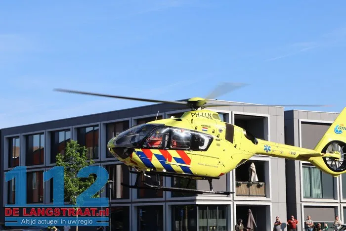 Traumahelikopter landt voor het gemeentehuis in Kaatsheuvel 16 Traumahelikopter landt voor het gemeentehuis in Kaatsheuvel 112 De Langstraat