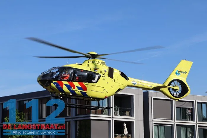Traumahelikopter landt voor het gemeentehuis in Kaatsheuvel 17 Traumahelikopter landt voor het gemeentehuis in Kaatsheuvel 112 De Langstraat