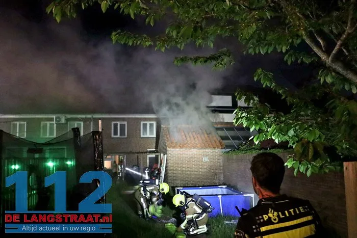 Bewoners blussen schuurbrand met tuinslang Kaatsheuvel 1 Bewoners blussen schuurbrand met tuinslang Kaatsheuvel 112 De Langstraat