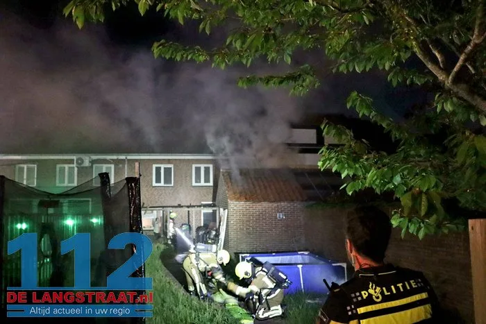 Bewoners blussen schuurbrand met tuinslang Kaatsheuvel 2 Bewoners blussen schuurbrand met tuinslang Kaatsheuvel 112 De Langstraat