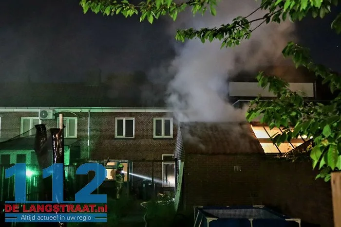 Bewoners blussen schuurbrand met tuinslang Kaatsheuvel 8 Bewoners blussen schuurbrand met tuinslang Kaatsheuvel 112 De Langstraat