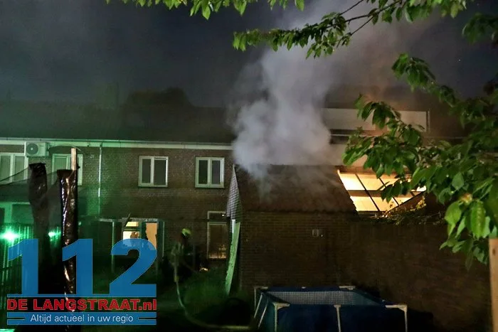 Bewoners blussen schuurbrand met tuinslang Kaatsheuvel 10 Bewoners blussen schuurbrand met tuinslang Kaatsheuvel 112 De Langstraat