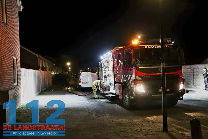 Bewoners blussen schuurbrand met tuinslang Kaatsheuvel 14 Bewoners blussen schuurbrand met tuinslang Kaatsheuvel 112 De Langstraat