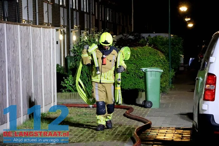 Bewoners blussen schuurbrand met tuinslang Kaatsheuvel 19 Bewoners blussen schuurbrand met tuinslang Kaatsheuvel 112 De Langstraat