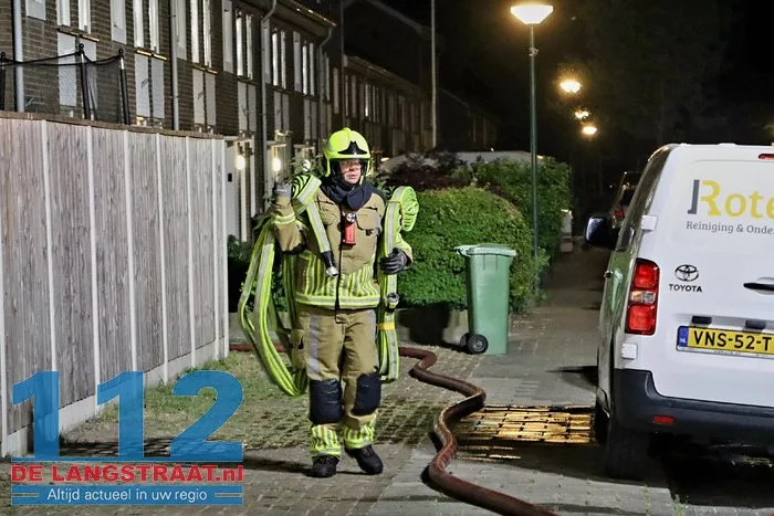 Bewoners blussen schuurbrand met tuinslang Kaatsheuvel 20 Bewoners blussen schuurbrand met tuinslang Kaatsheuvel 112 De Langstraat
