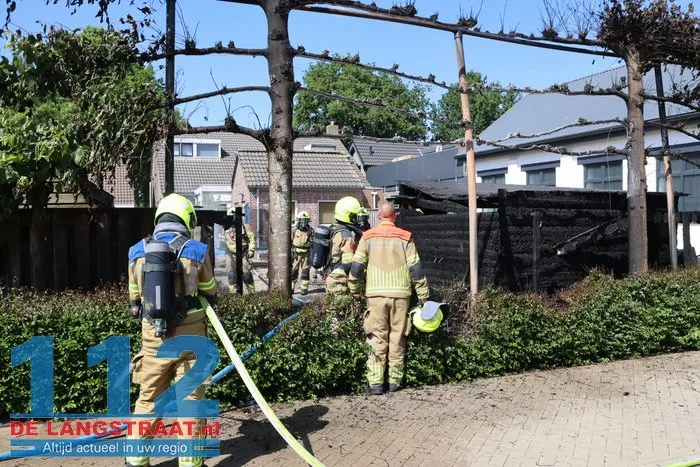 Felle brand legt tuinhuisje in de as 's-Gravenmoer 1 Felle brand legt tuinhuisje in de as 's-Gravenmoer 112 De Langstraat