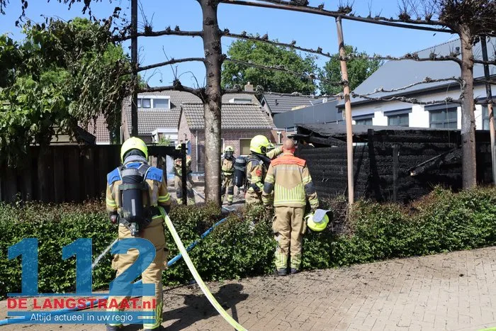 Felle brand legt tuinhuisje in de as 's-Gravenmoer 2 Felle brand legt tuinhuisje in de as 's-Gravenmoer 112 De Langstraat