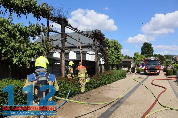 Felle brand legt tuinhuisje in de as 's-Gravenmoer 3 Felle brand legt tuinhuisje in de as 's-Gravenmoer 112 De Langstraat
