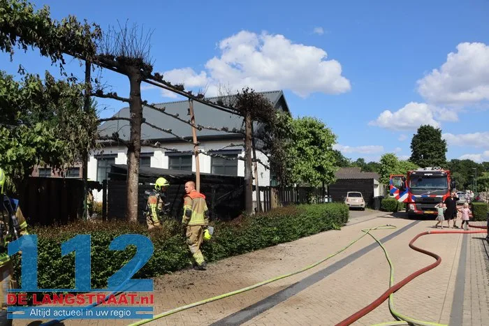 Felle brand legt tuinhuisje in de as 's-Gravenmoer 4 Felle brand legt tuinhuisje in de as 's-Gravenmoer 112 De Langstraat