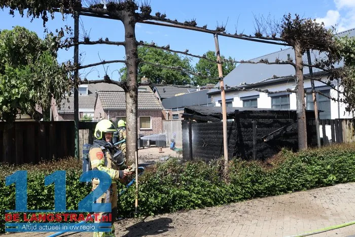 Felle brand legt tuinhuisje in de as 's-Gravenmoer 6 Felle brand legt tuinhuisje in de as 's-Gravenmoer 112 De Langstraat