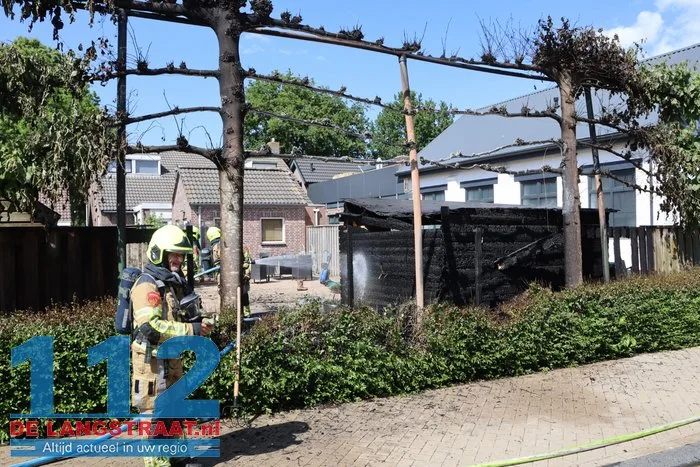 Felle brand legt tuinhuisje in de as 's-Gravenmoer 7 Felle brand legt tuinhuisje in de as 's-Gravenmoer 112 De Langstraat