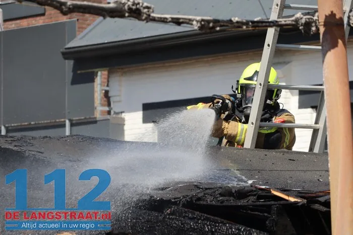 Felle brand legt tuinhuisje in de as 's-Gravenmoer 8 Felle brand legt tuinhuisje in de as 's-Gravenmoer 112 De Langstraat