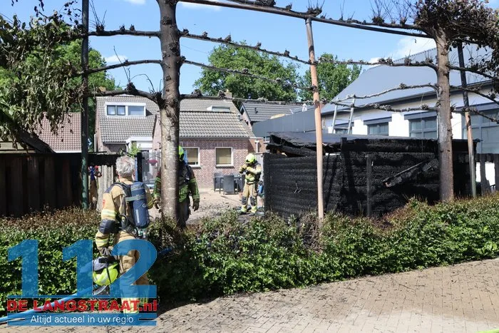 Felle brand legt tuinhuisje in de as 's-Gravenmoer 11 Felle brand legt tuinhuisje in de as 's-Gravenmoer 112 De Langstraat