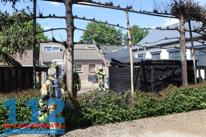 Felle brand legt tuinhuisje in de as 's-Gravenmoer 12 Felle brand legt tuinhuisje in de as 's-Gravenmoer 112 De Langstraat