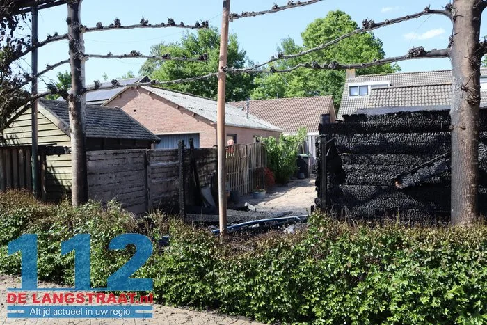Felle brand legt tuinhuisje in de as 's-Gravenmoer 13 Felle brand legt tuinhuisje in de as 's-Gravenmoer 112 De Langstraat