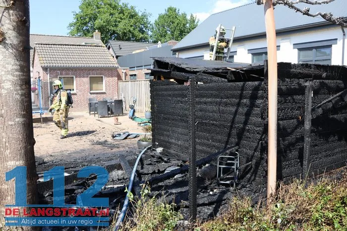 Felle brand legt tuinhuisje in de as 's-Gravenmoer 14 Felle brand legt tuinhuisje in de as 's-Gravenmoer 112 De Langstraat