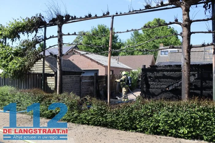 Felle brand legt tuinhuisje in de as 's-Gravenmoer 18 Felle brand legt tuinhuisje in de as 's-Gravenmoer 112 De Langstraat