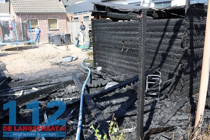Felle brand legt tuinhuisje in de as 's-Gravenmoer 20 Felle brand legt tuinhuisje in de as 's-Gravenmoer 112 De Langstraat