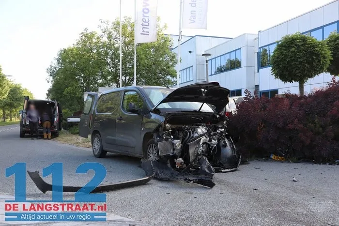 Auto vliegt tuin in na botsing in Waalwijk, bestuurder lichtgewond 1 Auto vliegt tuin in na botsing in Waalwijk, bestuurder lichtgewond 112 De Langstraat