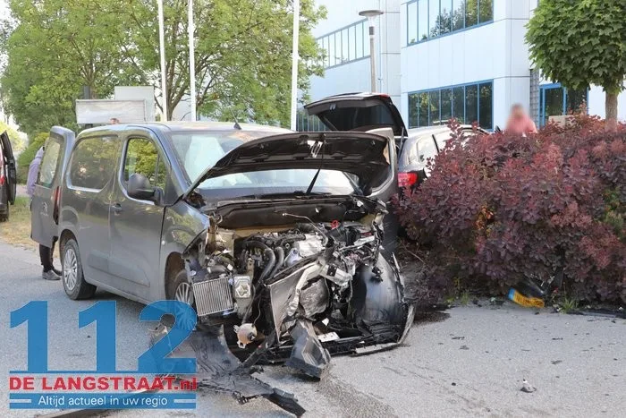 Auto vliegt tuin in na botsing in Waalwijk, bestuurder lichtgewond 2 Auto vliegt tuin in na botsing in Waalwijk, bestuurder lichtgewond 112 De Langstraat