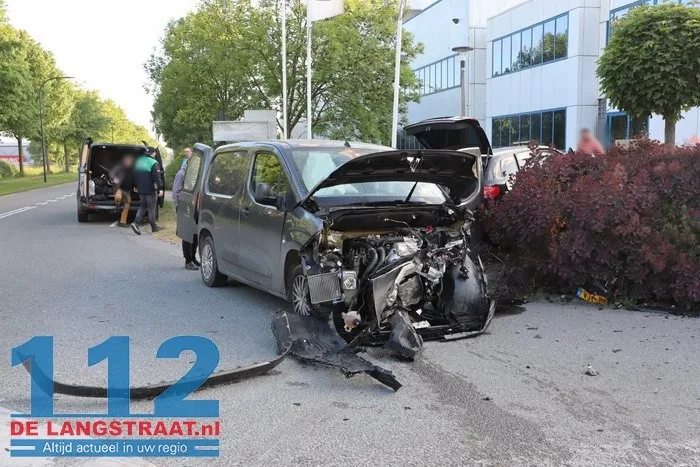 Auto vliegt tuin in na botsing in Waalwijk, bestuurder lichtgewond 3 Auto vliegt tuin in na botsing in Waalwijk, bestuurder lichtgewond 112 De Langstraat