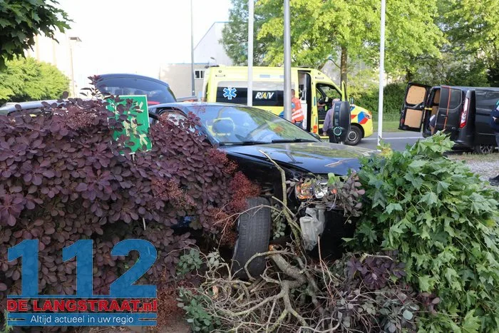 Auto vliegt tuin in na botsing in Waalwijk, bestuurder lichtgewond 6 Auto vliegt tuin in na botsing in Waalwijk, bestuurder lichtgewond 112 De Langstraat