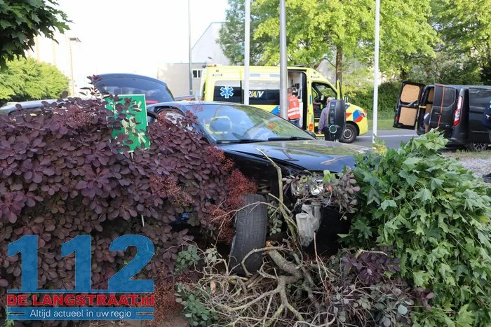 Auto vliegt tuin in na botsing in Waalwijk, bestuurder lichtgewond 7 Auto vliegt tuin in na botsing in Waalwijk, bestuurder lichtgewond 112 De Langstraat