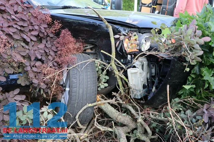 Auto vliegt tuin in na botsing in Waalwijk, bestuurder lichtgewond 8 Auto vliegt tuin in na botsing in Waalwijk, bestuurder lichtgewond 112 De Langstraat