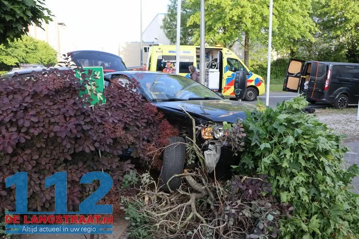 Auto vliegt tuin in na botsing in Waalwijk, bestuurder lichtgewond 9 Auto vliegt tuin in na botsing in Waalwijk, bestuurder lichtgewond 112 De Langstraat