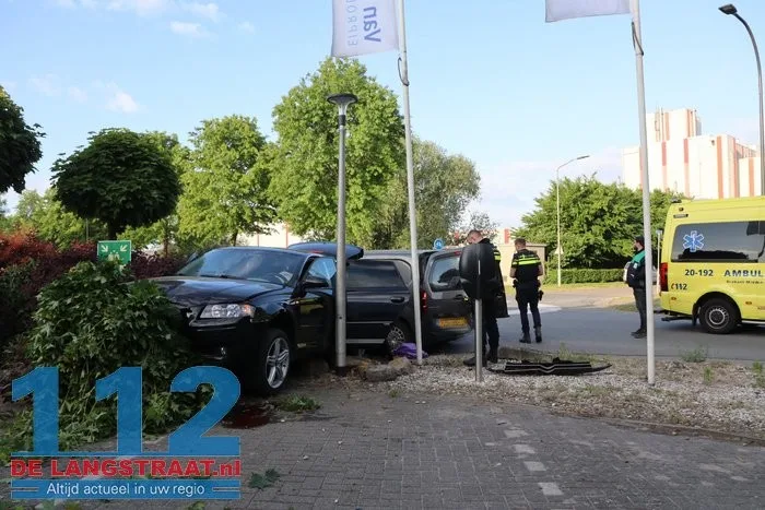Auto vliegt tuin in na botsing in Waalwijk, bestuurder lichtgewond 10 Auto vliegt tuin in na botsing in Waalwijk, bestuurder lichtgewond 112 De Langstraat