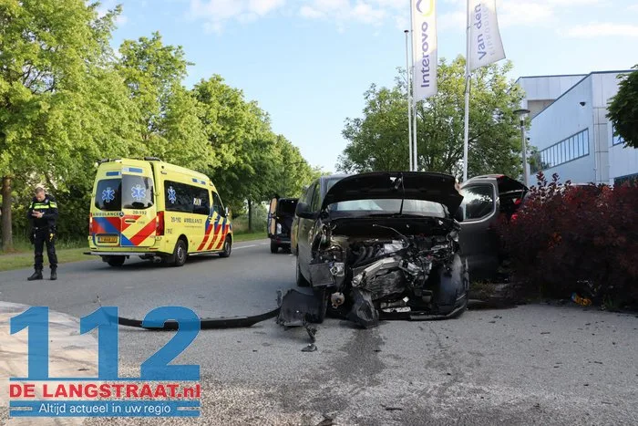 Auto vliegt tuin in na botsing in Waalwijk, bestuurder lichtgewond 13 Auto vliegt tuin in na botsing in Waalwijk, bestuurder lichtgewond 112 De Langstraat