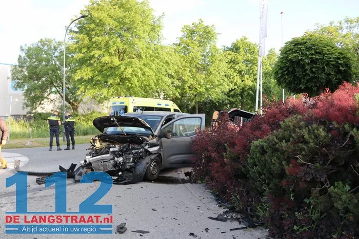 Auto vliegt tuin in na botsing in Waalwijk, bestuurder lichtgewond 15 Auto vliegt tuin in na botsing in Waalwijk, bestuurder lichtgewond 112 De Langstraat