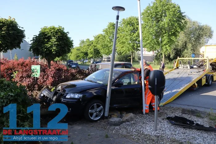 Auto vliegt tuin in na botsing in Waalwijk, bestuurder lichtgewond 18 Auto vliegt tuin in na botsing in Waalwijk, bestuurder lichtgewond 112 De Langstraat