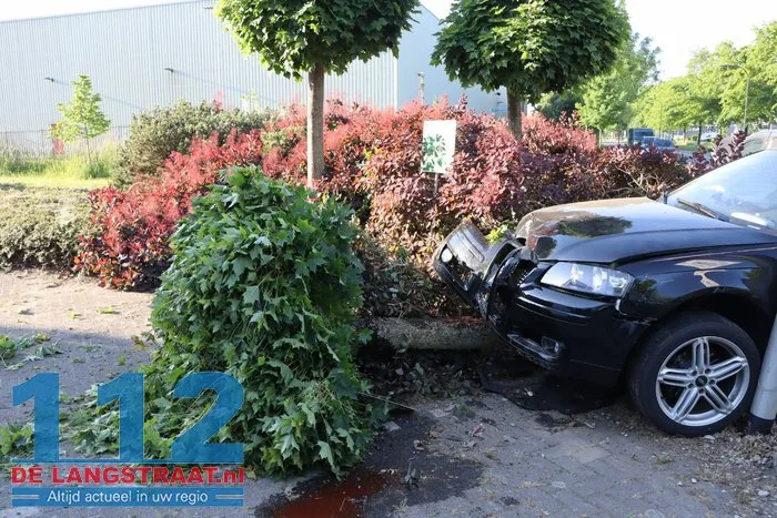 Auto vliegt tuin in na botsing in Waalwijk, bestuurder lichtgewond 19 Auto vliegt tuin in na botsing in Waalwijk, bestuurder lichtgewond 112 De Langstraat