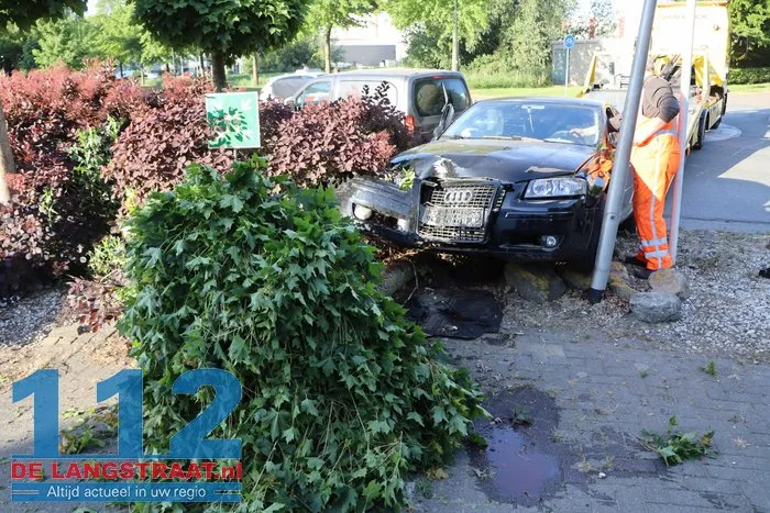 Auto vliegt tuin in na botsing in Waalwijk, bestuurder lichtgewond 20 Auto vliegt tuin in na botsing in Waalwijk, bestuurder lichtgewond 112 De Langstraat