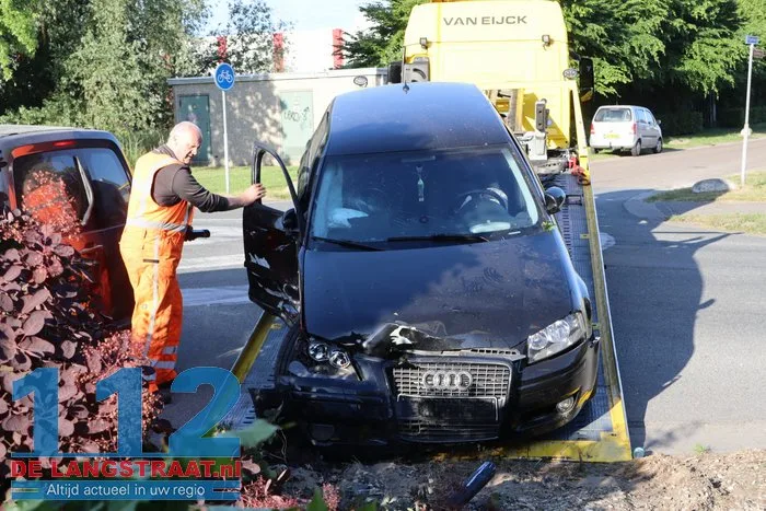 Auto vliegt tuin in na botsing in Waalwijk, bestuurder lichtgewond 21 Auto vliegt tuin in na botsing in Waalwijk, bestuurder lichtgewond 112 De Langstraat