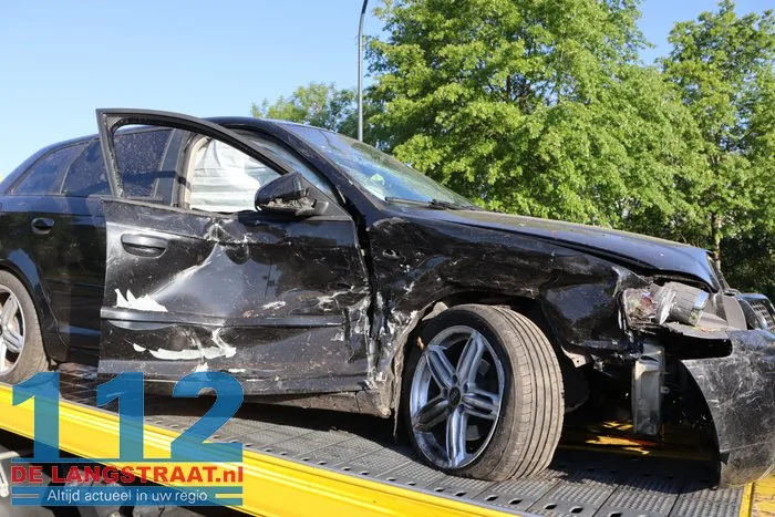 Auto vliegt tuin in na botsing in Waalwijk, bestuurder lichtgewond 23 Auto vliegt tuin in na botsing in Waalwijk, bestuurder lichtgewond 112 De Langstraat