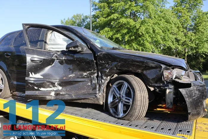 Auto vliegt tuin in na botsing in Waalwijk, bestuurder lichtgewond 24 Auto vliegt tuin in na botsing in Waalwijk, bestuurder lichtgewond 112 De Langstraat